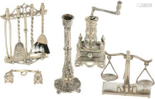 (5) delig lot Miniaturen zilver.W.o. Koffiemolen, haardset, kandelaar en weegschaal. 20e eeuw,