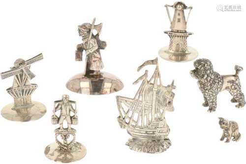 (7) delig lot Miniaturen zilver.W.o. poedel, poes en molens. 2 stuks onedel. 20e eeuw, Keurtekens: