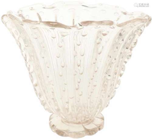 Een glazen vaas. Midden 20e eeuw.Afm. 19 x 22 cm.A glass vase. Mid-20th century. Dim. 19 x 22 cm.