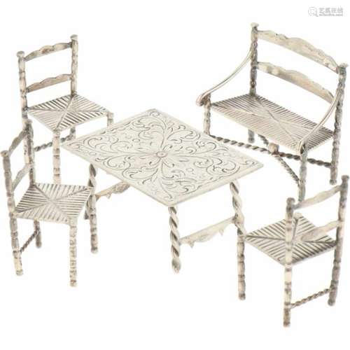 (5) delig lot miniaturen zilver.W.o. tafel stoelen en bankje. Nederland, 20e eeuw, Keurtekens: