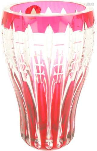 Een rood gekleurde vaas, gemerkt Val-Saint-Lambert. België, 20e eeuw.Afm. 25 x 14,5 cm.A red colored