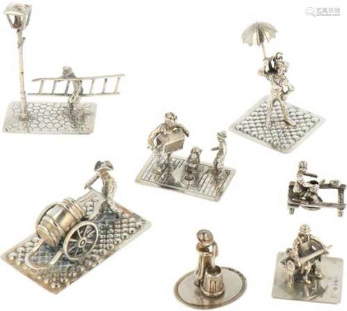 (7) lot diverse miniaturen zilver.W.o. pottenbakker, accordeonist en paraplu verkoper. Nederland,