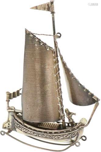 Zeilboot zilver.Uitgevoerd op standaard en voorzien van gegoten decoraties. Nederland,