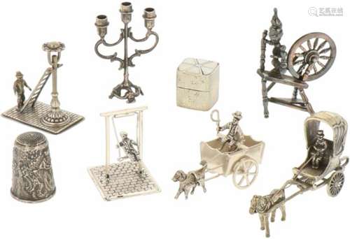 (8) delig lot miniaturen zilver.W.o. vingerhoedje, paard en wagens, spinnewiel. 20e eeuw,