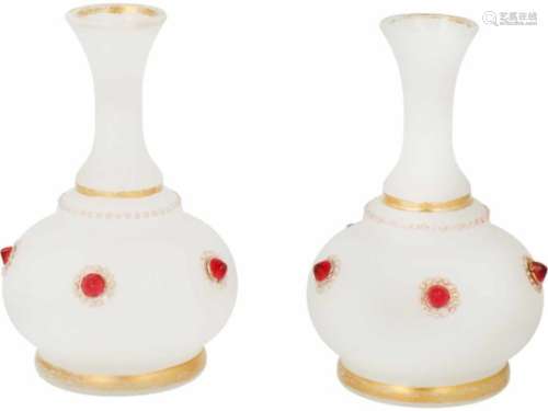 Een stel witglazen vaasjes met rode siersteentjes.Afm. H: 10 cm.A set of white glass vases with