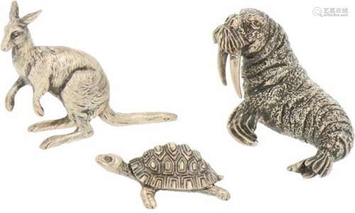 Miniatuur dieren zilver.W.o. walrus, kangeroe, en schildpad. Nederland/ Italië, 20e eeuw,