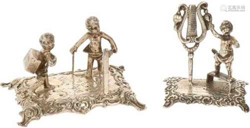 (2) Putti miniaturen zilver.Gegoten decoraties met muziek spelende putti. Italië, 20e eeuw,