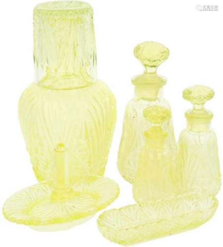 Een lot van zes diverse glazen objecten w.o. drie parfumflesjes, ringenhouder, karaf, waterglas en
