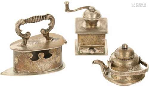 (3) delig lot miniaturen zilver.W.o. heet waterkan, strijkbout en koffiemolen. Nederland, 1952/1977,