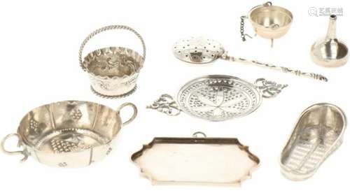 (8) delig lot miniaturen zilver.W.o. bedpan, zeef, heksenketel, speigel, kattekopfles. 19e en 20e