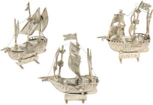 (3) miniatuur schepen zilver.W.o. Santa Maria, Pinta, Nina. 20e eeuw, Keurtekens: onbekend