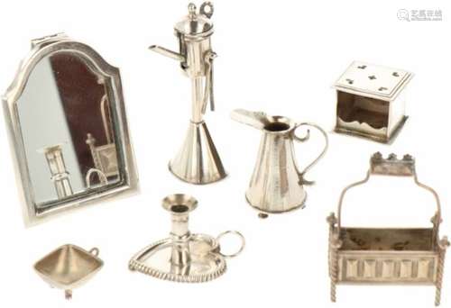 (7) delig lot miniaturen zilver.W.o. Snotneus, jardiniere, stoof, schenkkan. Nederland, 19e en 20e