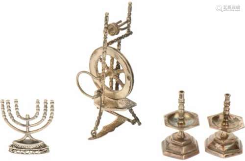 (4) delig lot miniaturen zilver.W.o. spinnewiel, kandelaren en joodse kandelaar. 20e eeuw,