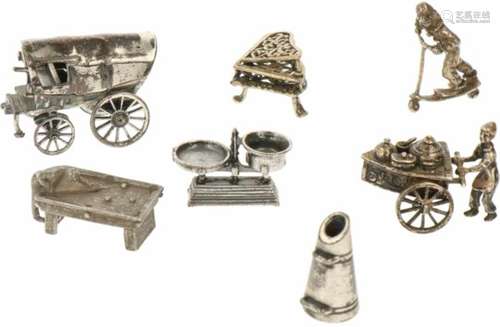 (7) delig lot miniaturen zilver.W.o. stepper, ijscokar, biljarttafel en kolenkit. 20e eeuw,