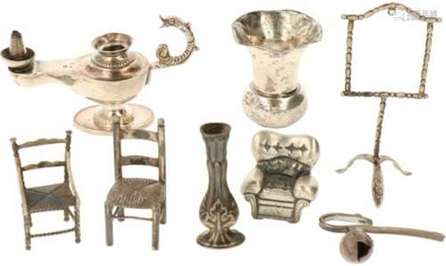 (8) delig lot miniaturen zilver.W.o. olielamp, vaasjem kandelaar en stoelen. 20e eeuw, Keurtekens: