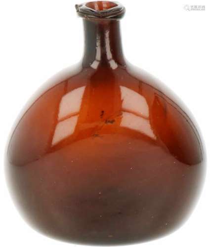Een bruinglazen fles. Circa 1800.Afm. 17,5 x 15 cm.A brown glass bottle. Around 1800. Dim. 17.5 x 15