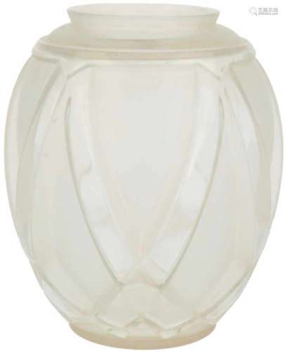 Een glazen Art Deco vaas, gemerkt aan onderzijde. Frankrijk, begin 20e eeuw.Afm. 20 x 14 cm.A