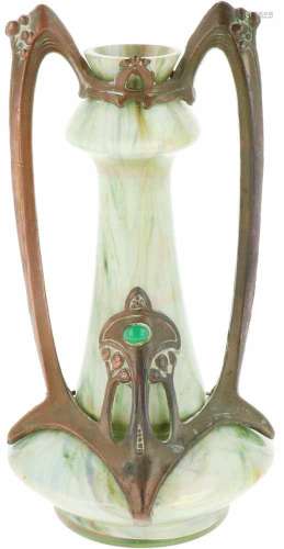 Een glazen Jugendstil / Art Deco vaas met bronzen montuur. 1e helft 20e eeuw.Afm. 21,5 x 10 cm.A