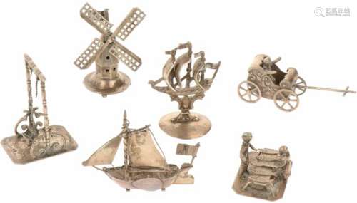 (6) delig lot miniaturen zilver.W.o. molen, vishandel, schommel, handkar met kind. Nederland, 20e