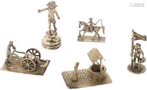 (5) delig lot miniaturen zilver.W.o. waterput, vaandeldrager, handkar. 20e eeuw, Keurtekens: diverse