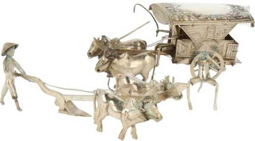 Lot oosterse miniaturen zilver.W.o. ossenwagen en boer met koeien ploeg. Grote ossenwagen derde