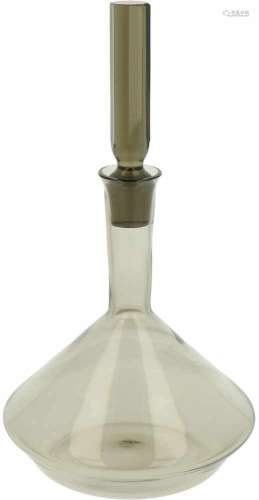 Een grijs/bruin glazen karaf. Gemerkt Copier Leerdam. 20e eeuw.Afm. 24 x 12 cm.A brown glass carafe.