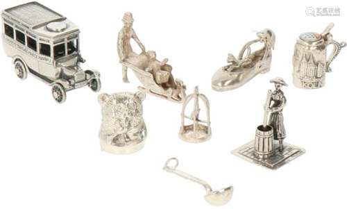 (8) delig lot miniaturen zilver.W.o. autobus, poezen, vogelkooi, bierpul. 19e en 20e eeuw,