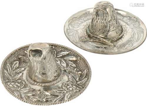 (2) Sombrero`s zilver.Met diverse versieringen. 20e eeuw, Keurtekens: Cadoro 925 sterling -