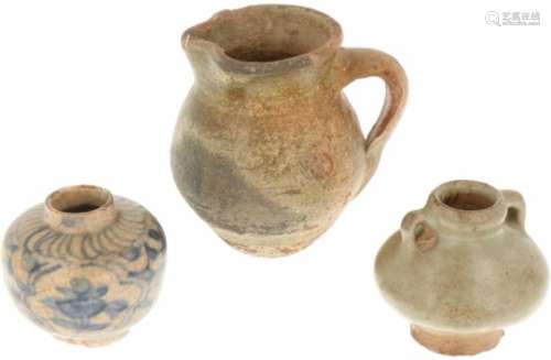 Een drietal stuks Chinees aardewerk.Waaronder Swatow en Celadon. China 16e eeuw en later.Three