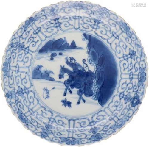 Een porseleinen bord met afbeelding van Joosje te paard gemerkt Kangxi. China, circa 1800.Randschade