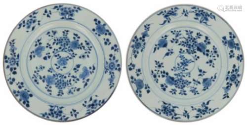 Een set van twee porseleinen borden met blauw bloemendecor. China, Qianglong.Ø 28 cm.A set of two