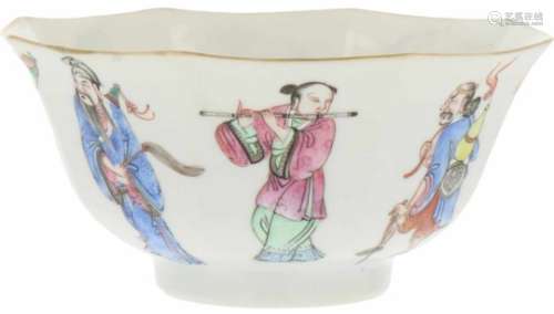 Een porseleinen kom afgebeeld met Chinese figuren en aan de binnenzijde perzikken. China, circa