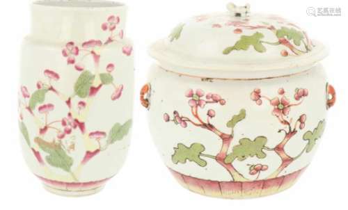 Een set van een porseleinen vaas en dekselpot met floraal decor. China, eind 19e eeuw.Randschade.