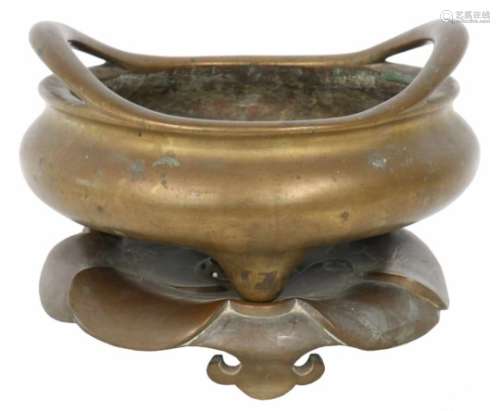 Een grote bronzen wierookbrander met openstaande oren, onderzijde gemerkt Ming Cheng Hua vier
