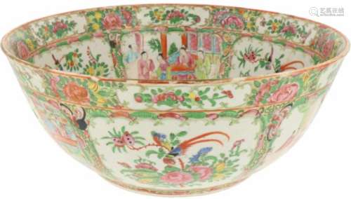 Een porseleinen kom met Kantonees decor. China, 19e eeuw.Ø 37 cm.A porcelain bowl with Cantonese