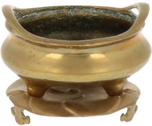 Een bronzen wierookbrander, gemerkt aan onderzijde Xuande zeskarakters. China, 19e eeuw.Ø 12 cm.A