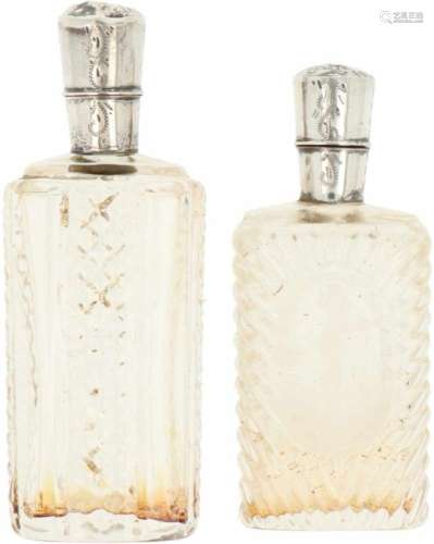 (2) Parfum flacons zilver.Kristallen parfum flesjes met zilveren dop voorzien van gegraveerde