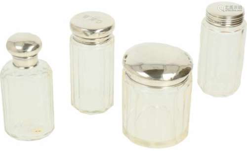 (4) delige set Kaptafel flacons zilver.Kristallen flacons voorzien van zilveren doppen. Engeland,