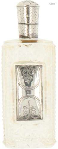 Parfum flacon zilver.Gegraveerd zilveren montuur en dop, tevens met originele stopper. Nederland,