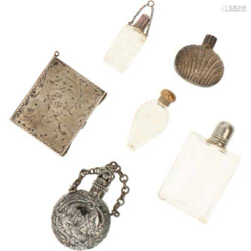 (6) delig lot Parfum flacons zilver.W.o. fotoframe en diverse parfum flacons waarvan enkele