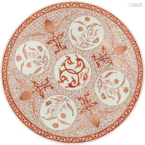 Een porseleinen schotel met floraal iron red decor. China, 19e/20e eeuw.Ø 34,5 cm.A porcelain dish