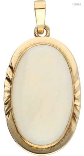 Hanger geelgoud, opaal - 14 kt.LxB: 3,3 x 1,6 cm. Gewicht: 3,8 gram.Pendant yellow gold, opal - 14