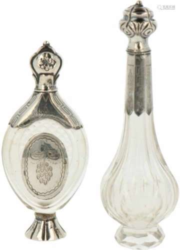 (2) Parfum flacons zilver.Kristal voorzien van zilveren beslag met gegraveerde decoraties en gegoten