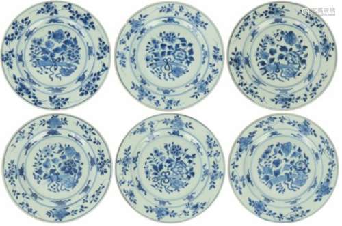 Een set van zes porseleinen borden met blauw bloemendecor. China, Qianglong.Haarlijnen en chips. Ø