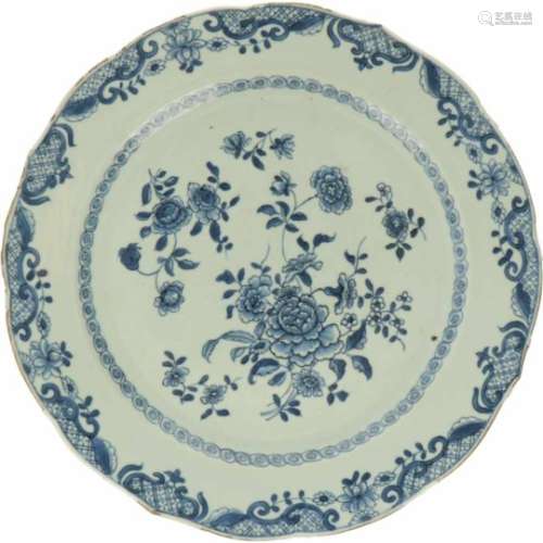 Een porseleinen bord met blauw bloemendecor. China, Qianlong.Randschade en glazuurbarsten. Ø 30,5
