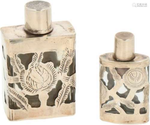 (2) Parfum flacons zilver.Met zilveren beslag en gegraveerde florale versieringen. Mexico, 20e eeuw,