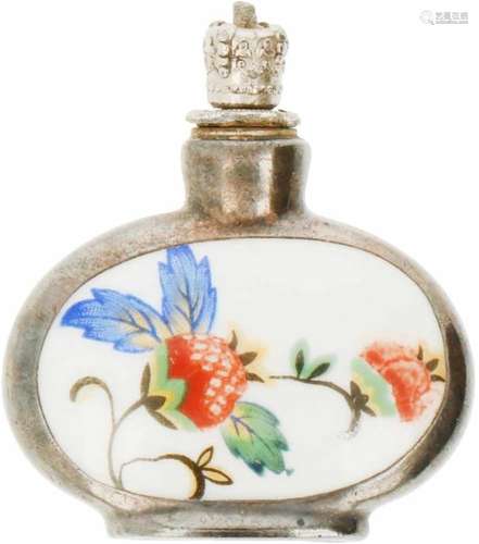 Parfum flacon zilver.Voorzien van dubbelzijdige decoratie plaquetten. China, begin 20e eeuw,