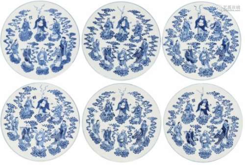 Een set van zes porseleinen borden gedecoreerd met onsterfelijkheden, gemerkt in periode. China,