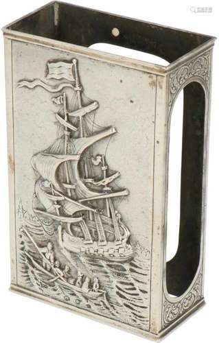 Luciferdoos houder zilver.Gedecoreerd met relief schip en gegraveerde versieringen. Nederland,