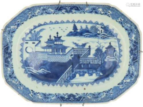 Een porseleinen vleesschaal met landschap decor. China, 18e eeuw.Minimale randschade. Ø 28 cm.A